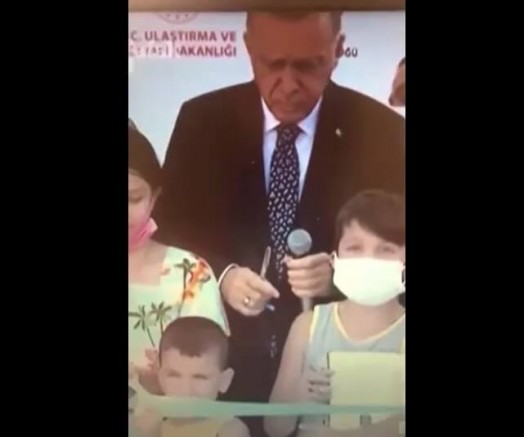 Erdoğan’ın kurdele kesen çocuğun kafasına vurması sosyal medya tepki çekti