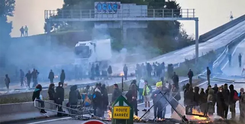 Fransa’da Eylemler Üçüncü Gününde: Kemer Sıkma Politikalarına Karşı Direniş Sürüyor