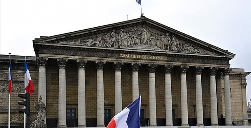 Fransa’dan 2026 Bütçesi İçin Sert Kemer Sıkma Planı: Resmi Tatiller İptal, Harcamalar Donduruluyor