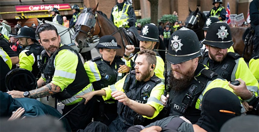 İngiltere’de Sığınmacı Otellerine Yönelik Protestolar: Irkçı Sloganlara Karşı Dayanışma Sesleri