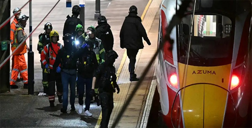 İngiltere’de Trende Bıçaklı Saldırı: 10 Yaralı, Terörle Mücadele Ekipleri Devrede