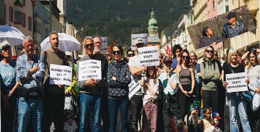 Innsbruck’ta Sınır Dışı Kararına Protesto: Yüzlerce Kişi Oshakuade Kardeşler İçin Sokağa Çıktı