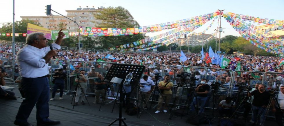 HDP’nin ilk mitingi Diyarbakır İstasyon meydanında yapıldı 