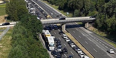 A1 Otoyolu'nda Feci Kaza: Bariyere Saplanan Otomobilde 2 Kişi Hayatını Kaybetti