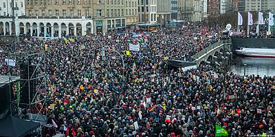 Almanya'da Aşırı Sağcı Göçmen Karşıtı Planlara Karşı Büyük Gösteri