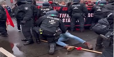  Berlin'de Polis, Karl Liebknecht ve Rosa Luxemburg'u Anma Töreninde Sol Gruplara Saldırdı (VİDEO)