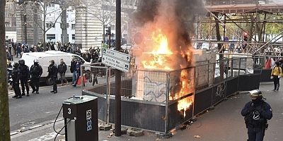 Fransa’da 'Sarı Yelekler' protestolarının 3. Yılında polis eylemcilerin yürümesini engelledi olaylar çıktı