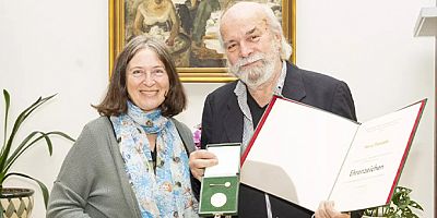Graz Belediye Başkanı Karl, Yönetmen Heinz Trenczak'a Altın Onur Madalyası Takdim Etti