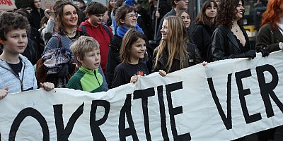  Graz'da On Binlerce Kişi Aşırı Sağ ve Faşizme Karşı Bir Araya Geldi
