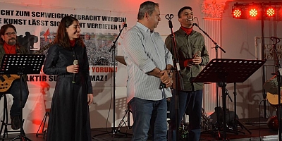 Grup Yorum Viyana'da Depremzedeler için sahnedeydi