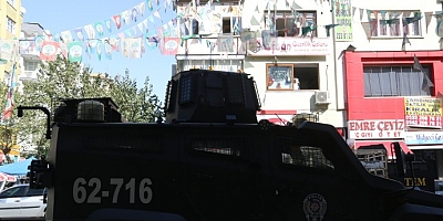 HDP Diyarbakır il ve ilçe binalarında polis'in araması devam ediyor
