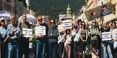Innsbruck’ta Sınır Dışı Kararına Protesto: Yüzlerce Kişi Oshakuade Kardeşler İçin Sokağa Çıktı