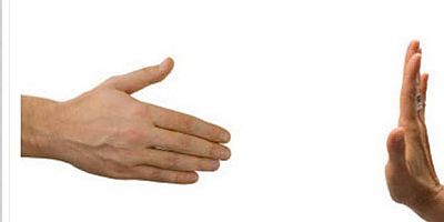 İsveç Mahkemesi, El Sıkışmadığı İçin İş Başvurusu Reddedilen Müslüman Kadını Haklı Buldu