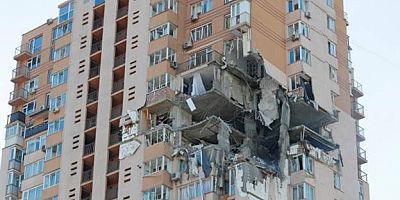Kiev’in Zhuliany Havalimanı yakınlarında bir apartmana bir roket isabet etti
