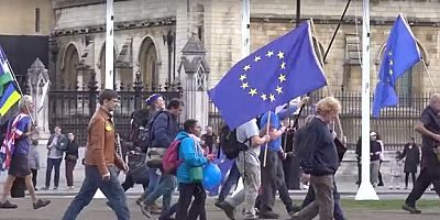 Londra'da binlerce kişi Avrupa birliğe yeniden katılmak için yürüdü 