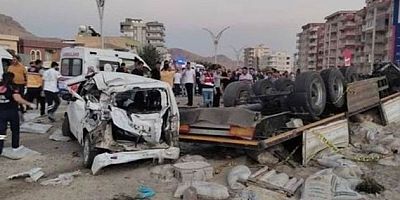 Mardin'in Derik ilçesinde freni patlayan TIR halkın arasına daldı: 19 ölü