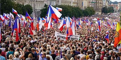Prag’da hükümet ve NATO’ya karşı protestoya 70 bin kişi katıldı