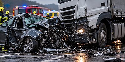 Steiermark’ta Otomobil Tırla Çarpıştı: 83 Yaşındaki Sürücü Hayatını Kaybetti