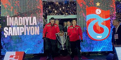 Süper Lig'de 2021-2022 şampiyonu Trabzonspor kupasını aldı 