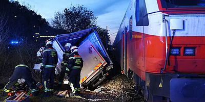 Viyana-Döbling’de Tren ile Kamyon Çarpıştı: İki Yaralı, Biri Ağır